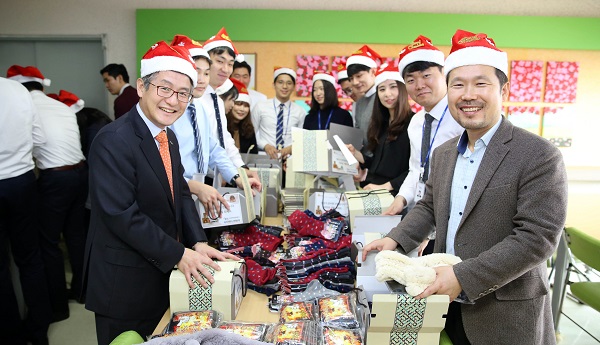 △캠코 임직원이 겨울나기 방한용품 전달 후 기념촬영을 하고 있다./사진제공=캠코