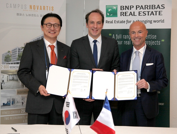 한국투자증권과 BNP파리바 리얼에스테이트가 21일 주한 프랑스대사관에서 프랑스 노바티스 파리법인 사옥 매매 계약을 체결하고 기념사진을 촬영하고 있다. (왼쪽부터)유상호 한국투자증권 사장, 파비앙 페논(Fabien Penone) 프랑스 대사, 티에리 라루폰(Thierry Laroue-Pont) BNP파리바 리얼에스테이트 대표.
