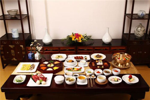 전통 궁중음식과 곁들이는 반 주 한잔의 운치로 옛 조상의 문화를 느껴보는 것도 좋겠다.(사진제공:전통문화복합공간 한국의 집)