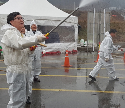 경기 화성시 피해 농가를 방문 방역하고 있는 상호금융 이대훈 대표.