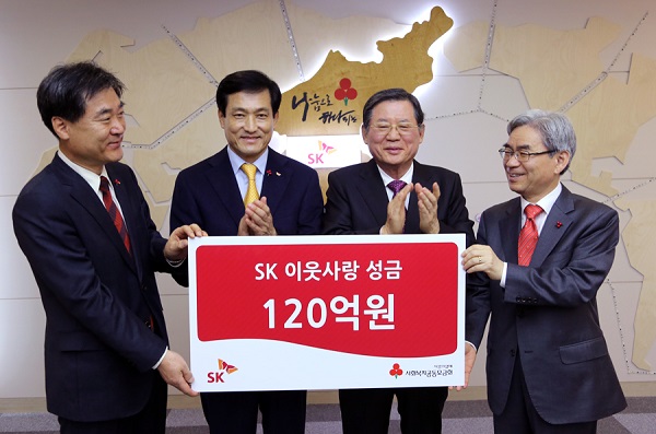 SK그룹이 22일 서울 중구 정동 사랑의열매 회관에서 이웃사랑 성금 120억원을 전달한 가운데 왼쪽부터 정현천 SK 사회공헌위원회 전무, 이문석 SK 사회공헌위원회 위원장, 허동수 사회복지공동모금회 회장, 박찬봉 사회복지공동모금회 사무총장이 기념사진 촬영을 하고 있다. SK그룹 제공