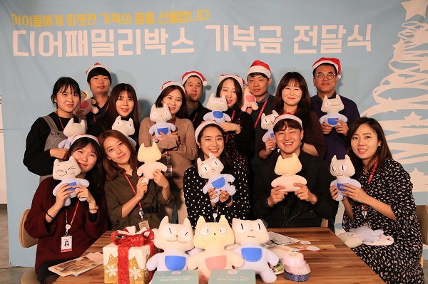 22일 서울 양평동 롯데홈쇼핑 본사에서 입양대상아동 및 한부모가정 지원을 위한 디어패밀리박스 캠페인에 참여한 롯데홈쇼핑 직원들이 기념 촬영을 하고 있다. 롯데홈쇼핑 제공
