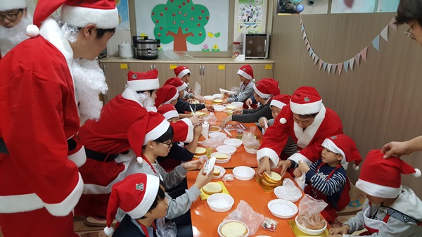 삼성전자 임직원, 일일산타로 깜짝 변신