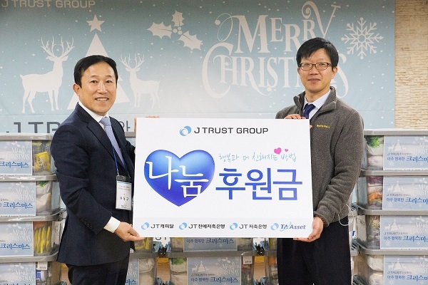 △차동구 JT캐피탈 대표(왼쪽)가 이창열 한솔종합사회복지관 부장에게 나눔후원금을 전달 하고있다./사진제공=J트러스트 그룹