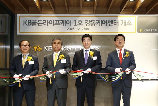 △강동케어센터 개소식에 참여한 KB금융지주 김옥찬 사장(좌측에서 네번째), KB손해보험 양종희 사장(좌측에서 여섯번째), KB골든라이프케어 이상욱 대표(좌측에서 일곱번째), 이해식 강동구청장(좌측에서 세번째), 모쿠세이코리아 키무라 히데키 대표(좌측에서 첫번째), 손보재팬코리아 용상욱 대표(좌측에서 두번째), 강남대학교 박영란 교수(좌측에서 다섯번째)가 강동케어센터의 개소를 축하하며 케이크를 컷팅하고 있다.