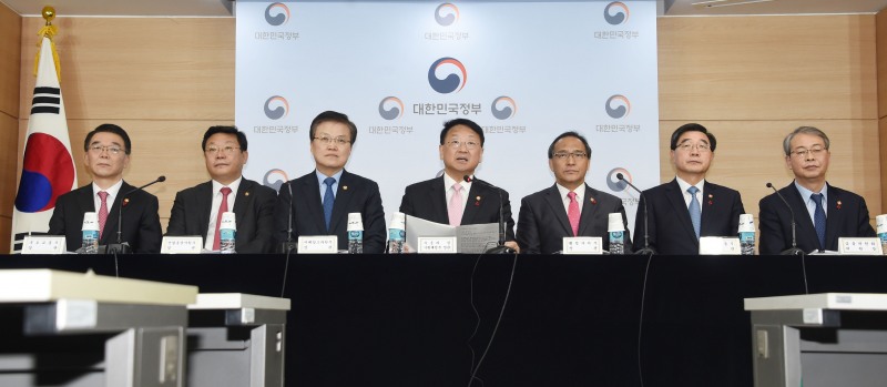 △유일호 부총리 겸 기획재정부 장관이 29일 서울시 종로구 세종로 정부서울청사에서 열린 '2017년 경제정책방향 관계부처 합동브리핑'에서 발표문을 낭독하고 있다. <사진 왼쪽부터 강호인 국토부장관, 주형환 산업부장관, 최양희 미래부장관, 유일호 부총리, 홍윤식 행자부장관, 이기권 고용부장관, 임종용 금융위원장>./사진제공=기획재정부