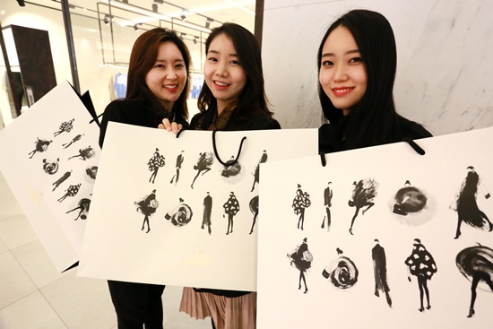 갤러리아백화점은 네덜란드의 세계적인 유명 일러스트레이터 ‘주디스 반 덴 후크’와 협업을 진행, 1월 2일부터 2017년 새해 새로운 디자인의 쇼핑백을 선보인다.
