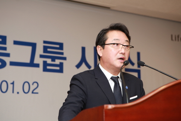 이웅열 코오롱그룹 회장이 2일 열린 시무식에서 발언하고 있다.