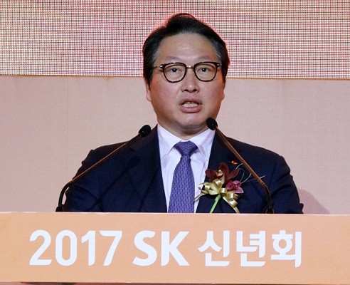 2일 최태원 SK그룹 회장이 서울 광장동 워커힐 호텔에서 열린 2017년 SK신년회에서 신년사를 하고 있다.