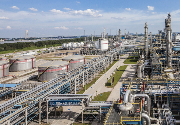 SK와 중국 국영 석유기업 SINOPEC이 중국 우한 현지에 설립한 한-중 최대 규모 석유화학 프로젝트인 '중화석화' 전경, 자료 : SK이노베이션