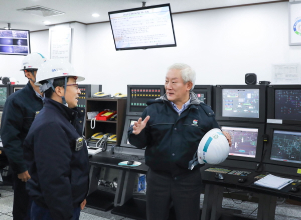 허진수 GS칼텍스 회장(사진 오른쪽)이 3일 여수공장을 방문해 직원과 얘기를 나누고 있다.