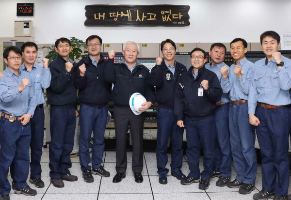 지난 3일 창립 50주년인 2017년 첫 행보로 여수공장을 방문한 허진수 GS칼텍스 회장(사진 가운데)이 직원들과 포즈를 취하고 있다. 자료 : GS칼텍스