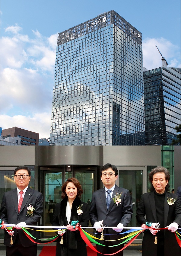상단 : 대신파이낸스센터 전경하단 : 대신금융그룹 임직원과 관계자가 참석한 가운데 준공기념 테이프커팅식을 하고 있다. 좌측부터 나재철 대신증권 대표이사, 이어룡 대신금융그룹 회장, 대우건설 신동혁 소장, 비엔에이 건축사사무소 배대용 소장