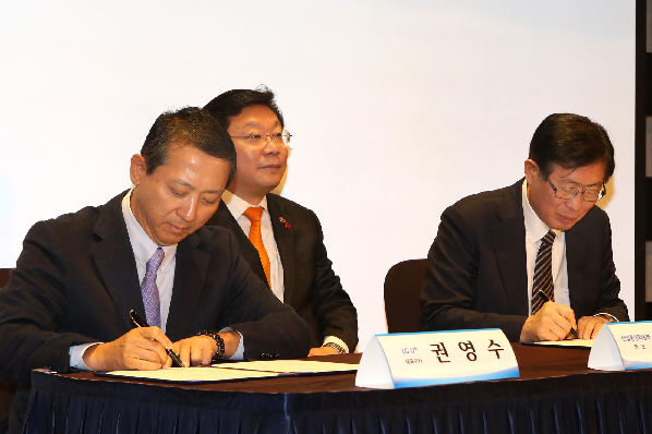 4일 오전 양재동 엘타워에서 진행된 ‘에너지 신산업 투자협력에 관한 사업협력 양해각서(MOU)’ 체결식에서 주형환 산업통상자원부 장관이(가운데) 참석한 가운데 권영수 LG유플러스 부회장(왼쪽)과 조환익 한전 사장(오른쪽)이 양해각서에 서명하고 있다. 사진제공 LG유플러스