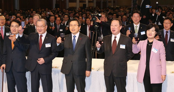 (좌측부터) 4일 오후 서울 강남 코엑스에서 대한상공회의소가 주최하는 신년인사회가 열린 가운데 심재철 국회 부의장, 김인호 무역협회 회장, 황교안 대통령 권한대행, 박용만 대한상의 회장, 추미애 더불어민주당 대표가 건배를 하고 있다.