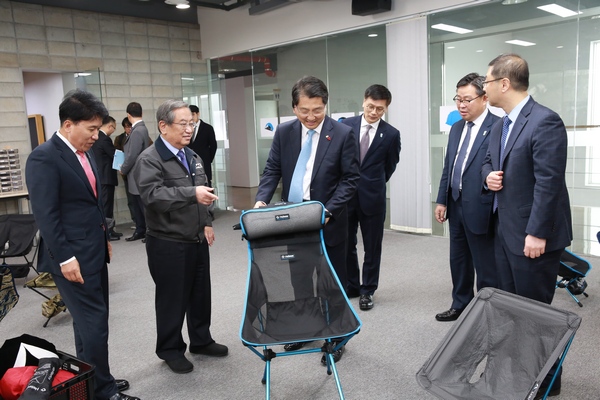 진웅섭 금융감독원장이 5일 수출 중소기업을 둘러보고 있다.