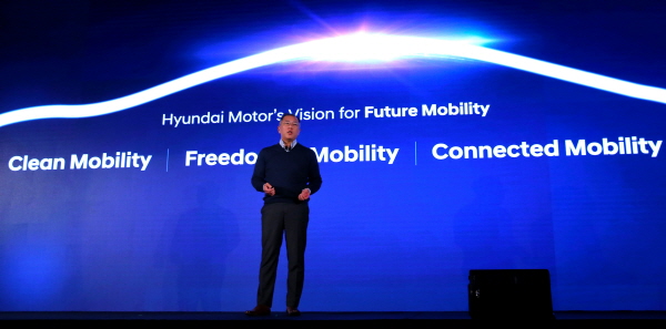 정의선 현대자동차그룹 부회장이 지난 4일(현지시간) CES 2017에서 현대차의 미래차 비전에 대해서 설명하고 있다. 자료 : 현대자동차그룹