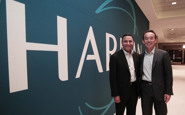 하만 디네쉬 팔리월 CEO와 삼성전자 손영권 사장이 5일(현지시간) 미국 라스베이거스의 하드락 호텔(Hard Rock Hotel)에 마련된 약 440평 규모의 하만 전시장 앞에서 기념 촬영을 하고 있다. 삼성전자 제공