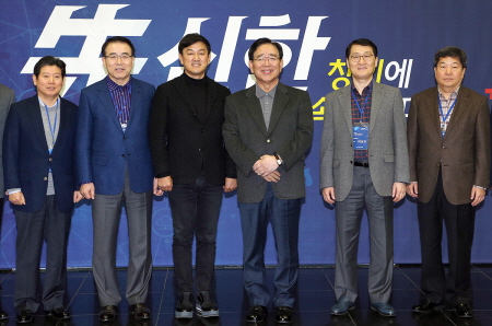 △ 신한금융그룹은 지난 6~7일 경기도 용인 기흥 신한은행 연수원에서 '2017년 신한경영포럼'을 개최했다. 왼쪽부터 강대석 신한금융투자 사장, 조용병 신한은행장, 최재붕 성균관대 교수(강연자), 한동우 신한금융 회장, 위성호 신한카드 사장, 이병찬 신한생명 사장. / 사진= 신한금융 제공