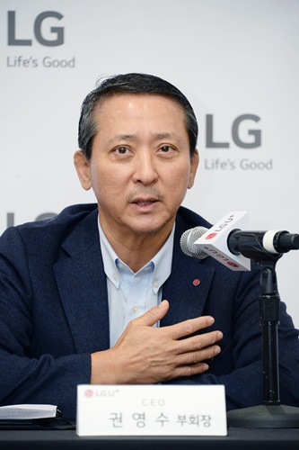 권영수 LG유플러스 부회장이 6일(현지시간) 미국 라스베이거스에서 열린 기자간담회에서 질문에 답하고 있다.