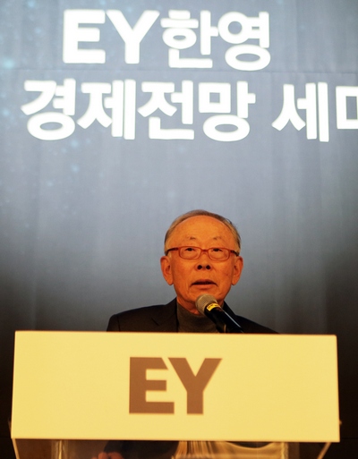 10일 열린 EY한영 신년 경제전망 세미나에서 이헌재 전 경제부총리가 발언하고 있다.