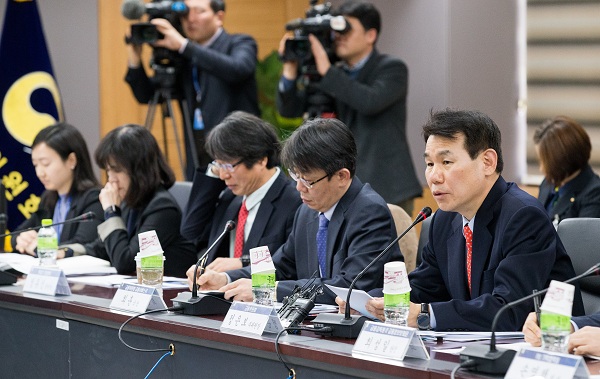 (사진) 정은보 금융위 부위원장은 10일 서울 종로구 정부서울청사에서 블록체인 기업과 전문가, 금융권 블록체인 컨소시엄 참가기관 대표가 참석한 가운데 '핀테크 발전협의회 제2차 회의'를 개최했다.