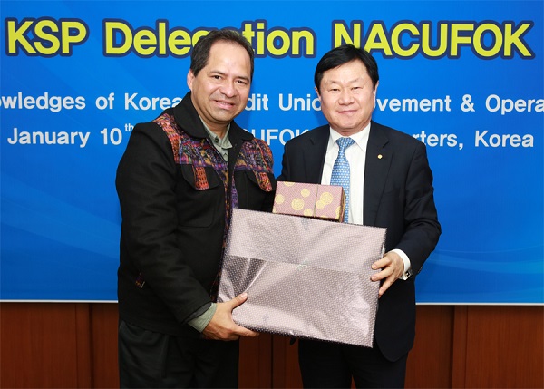 △문철상 신협중앙회장(오른쪽) 과테말라 오로코즈 경제부 차관(에즈라 이스라엘 오로즈코 파르데스 ; Ezrra Israel Orozco Paredes)이 기념품을 전달한 뒤 기념촬영을 하고 있다./제공=신협중앙회