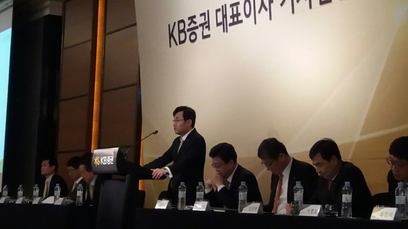 (사진) 여의도 콘래드 호텔에서 열린 신년 기자간담회에서 윤경은 대표이사가 인사말을 하고 있다.