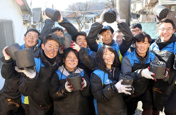 신한은행, 신입행원 ‘사랑의 연탄배달’ 봉사활동