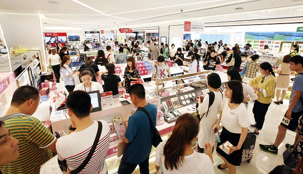 서울 시내의 한 신규면세점에서 중국인 관광객들이 쇼핑을 하고 있다. 한국금융신문 DB 