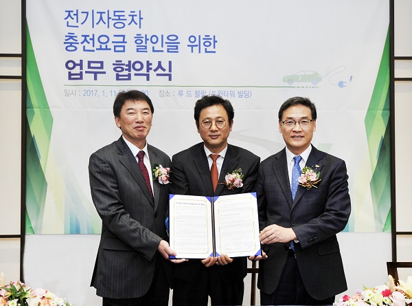 (왼쪽부터) 채종진 BC카드 부사장, 이정섭 환경부 차관, 김용주 한국환경산업기술원장이 협약식 후 기념촬영을 하고 있다./사진제공=BC카드
