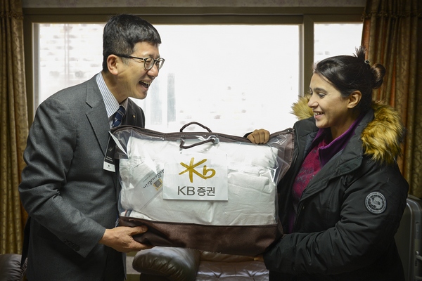 KB증권, 예멘 난민 가족에 1500만원 전달