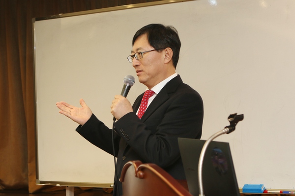 최중경 한국공인회계사회 회장이 11일 서울 여의도 사학연금회관에서 열린 한국공인회계사회 기자 세미나에서 발언하고 있다.