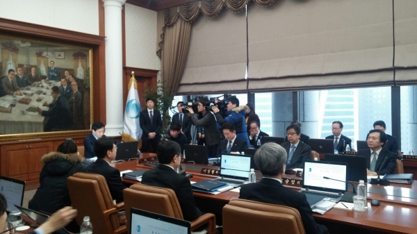 △ 2017년 1월 한국은행 금융통화위원회 회의 모습.