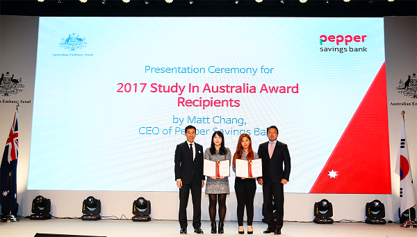 제임스 최 신임 호주대사(왼쪽)와 유학지원금 수상자 2명(가운데), 장매튜 페퍼저축은행 대표(오른쪽)가 수여식 후 기념촬영을 하고 있다./사진제공=페퍼저축은행