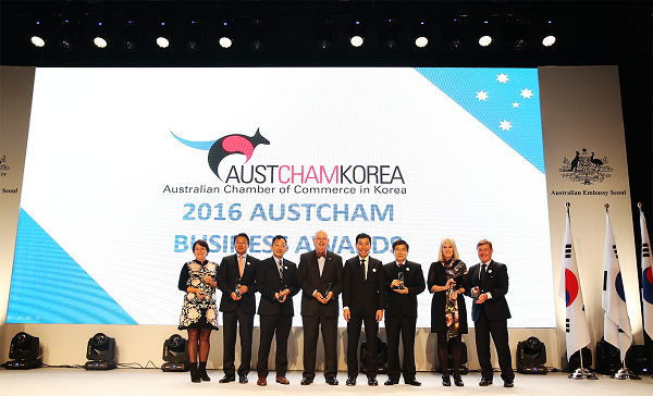 장매튜 페퍼저축은행 대표(왼쪽에서 두번째)와 제임스 최 신임호주대사(오른쪽에서 네번째)가 수상식 후 기념촬영을 하고 있다./사진제공=페퍼저축은행