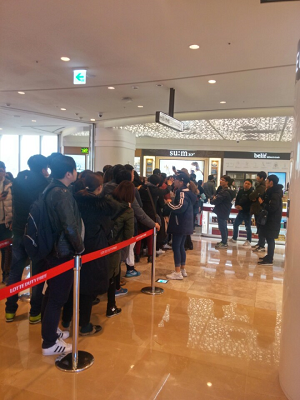 서울 시내 면세점 화장품 코너에서 유커들이 쇼핑을 하고 있다. 한국금융신문 DB 