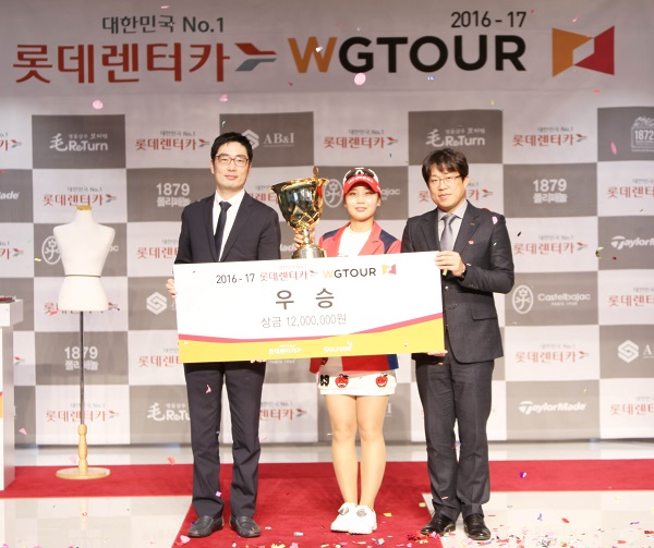 MG새마을금고 소속 최예지 프로가 WGTOUR 4차대회 우승트로피를 들고 기념촬영을 하고 있다./사진제공=새마을금고중앙회