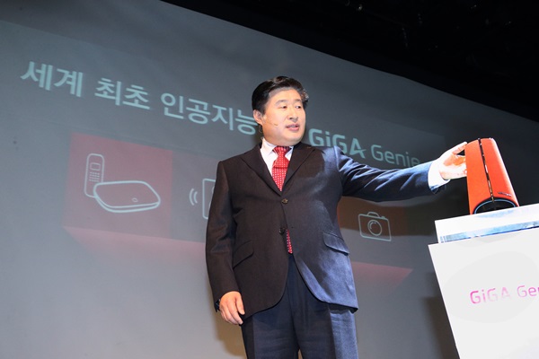 KT Mass총괄 임헌문 사장이 KT스퀘어에서 열린 기자간담회에서 ‘기가 지니’에 대해 설명하고 있다.