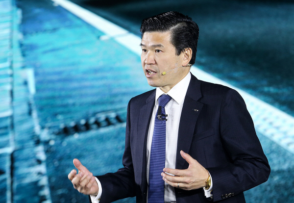 17일 열린 '올 뉴 크루즈' 신차 발표에서 연설하고 있는 제임스 김 한국GM 사장.