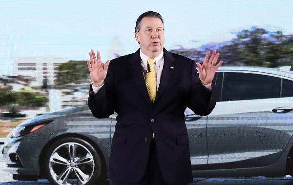 17일 열린 '올 뉴 크루즈' 신차 발표에서 연설하고 있는 데일 설리번 한국GM 영업·AS·마케팅 부사장.