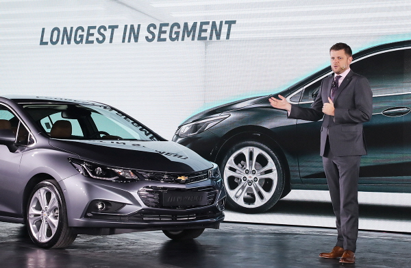 17일 열린 '올 뉴 크루즈' 신차 발표에서 연설하고 있는 스튜어트 노리스 한국GM 디자인센터 전무.