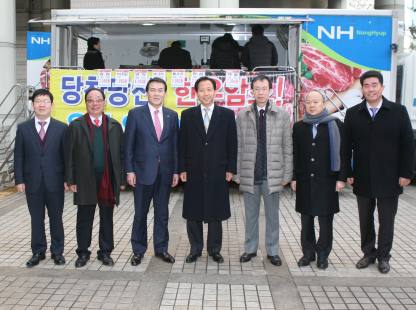 사진 왼쪽 두 번째부터 이길조 당진 면천농협 조합장, 오경석 서울본부장, 심상철 고등법원장.