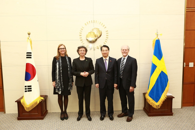 진웅섭 금융감독원장이 17일 서울 여의도 금감원에서 스웨덴 중앙은행 대표단과 면담을 한 뒤 기념촬영을 하고 있다. (왼쪽부터)안 회그룬드 주한 스웨덴대사관 대사, 수산네 에버스테인 스웨덴 중앙은행 상임위원회 위원장, 진웅섭 금융감독원장, 스테판 잉베스 스웨덴 중앙은행 총재.