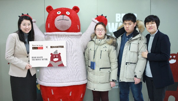 이달 17일, 서울시 성수동에서 위치한 베어베터 사옥에서 베어베터 이진희 공동대표(사진 맨 오른쪽), 신라면세점 이주영 IMC그룹장(사진 맨 왼쪽)등 관계자들이 참석한 가운데 신라면세점 겨울 정기세일인 '레드세일'의 메인모델로 선정해 활동했던 빨간곰 '베어베터'와 기념촬영을 하고 있다.