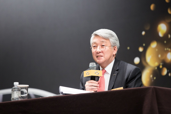 박동훈 르노삼성자동차 사장이 18일 열린 'CEO 신년 기자간담회'에서 답변하고 있다. 