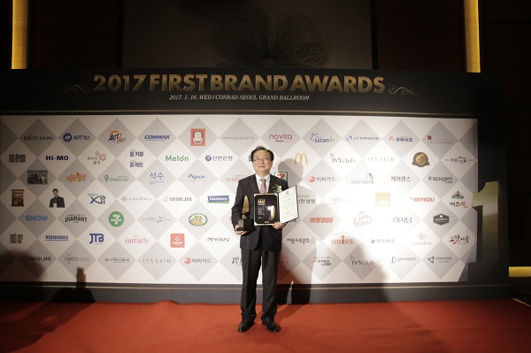 윤병묵 JT친애저축은행 대표가 18일 여의도 콘래드 호텔에서 열린 ‘2017 대한민국 퍼스트브랜드 대상’ 시상식에서 수상 후 기념촬영을 하고 있다./사진제공=JT친애저축은행