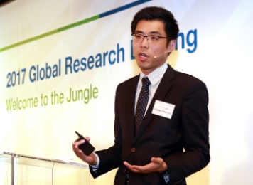 △ 서울 광화문 포시즌즈호텔에서 열린 2017 글로벌리서치브리핑에서 에디 청(Eddie Cheung) SC그룹 아시아 외환 담당 이코노미스트가 강연하고 있다. / 사진= SC제일은행