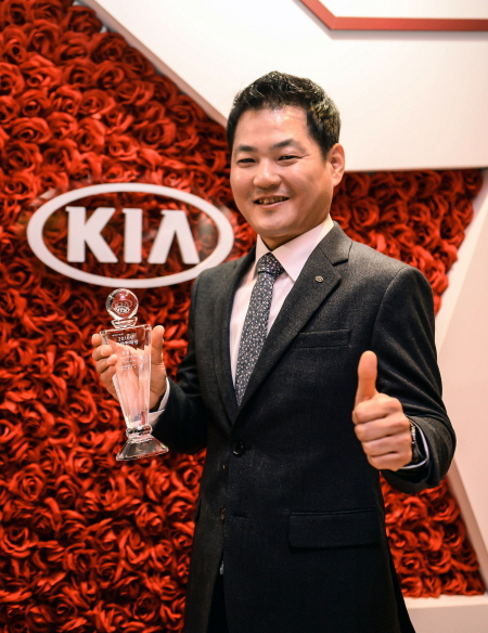 2016년 기아자동차 판매왕으로 선정된 정송주 기아차 서울 망우지점 영업부장. 자료 : 기아자동차.
