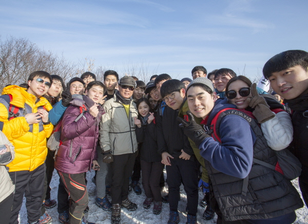 지난 21일 임직원들과 산행에 나선 박삼구 금호아시아나그룹 회장(사진 가운데). 자료 : 금호아시아나그룹